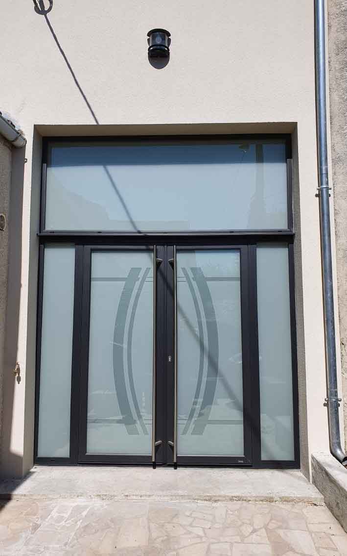 Pose d'une porte d'entrée vitrée et sur-mesure en PVC, en bois, en aluminium et en mixte bois/alu en Essonne : Corbeil-Essonnes, Lisses, Courcouronnes, Evry, Mennecy, Fleury-Mérogis, Villabé, Ris-orangis, etc.