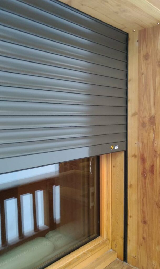 Pose sur-mesure en PVC, en bois et en aluminium en Essonne : Corbeil-Essonnes, Lisses, Courcouronnes, Evry, Mennecy, Fleury-Mérogis, Villabé, Ris-orangis, etc.