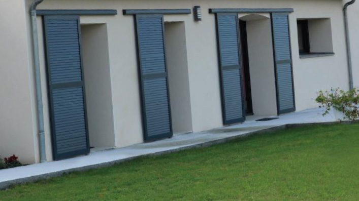 Pose de volets coulissants sur-mesure en aluminium avec ou sans lames ajourées en Essonne : Brétigny, Montlhéry, Sainte geneviève des bois, Saint michel sur-orge, Bondoufle, etc.