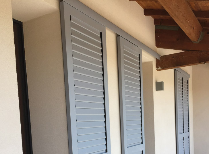 Pose sur-mesure en PVC avec ou sans lames ajourées en Essonne : Champlan, Longjumeau, Villebon-sur-yvette, Gif, Orsay, Anthony, Fresnes, Thiais, etc.
