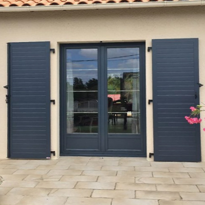 Pose de volets battants sur-mesure en PVC, en bois et en aluminium en Essonne&nbsp;: Corbeil-Essonnes, Lisses, Courcouronnes, Evry, Mennecy, Fleury-Mérogis, Villabé, Ris-Orangis, Viry-Châtillon, Grigny, Morsang-sur-Orge-Épinay-sur-Orge, etc.