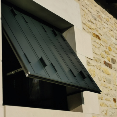 Pose de volets persiennes sur-mesure (PVC, aluminium, bois) pour une baie vitrée et une porte-fenêtre en Essonne : Corbeil-Essonnes, Lisses, Courcouronnes, Evry, Mennecy, Fleury-Mérogis, Villabé, Ris-Orangis, etc.
