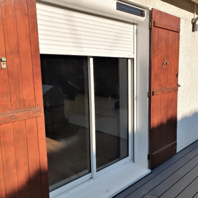 Pose de volets roulants sur-mesure (PVC, aluminium, bois)  pour une baie vitrée et une porte-fenêtre en Essonne : Corbeil-Essonnes, Lisses, Courcouronnes, Evry, Mennecy, Fleury-Mérogis, Villabé, Ris-orangis, etc.