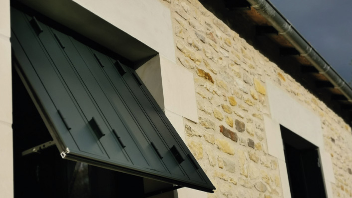 Pose de volets persiennes jalousies sur-mesure en aluminium dans l'Essonne : Orly, Rungis, Wissous, Ablon sur seine, Paray Vieille-poste, Athis Mons, Massy, Palaiseau, etc.