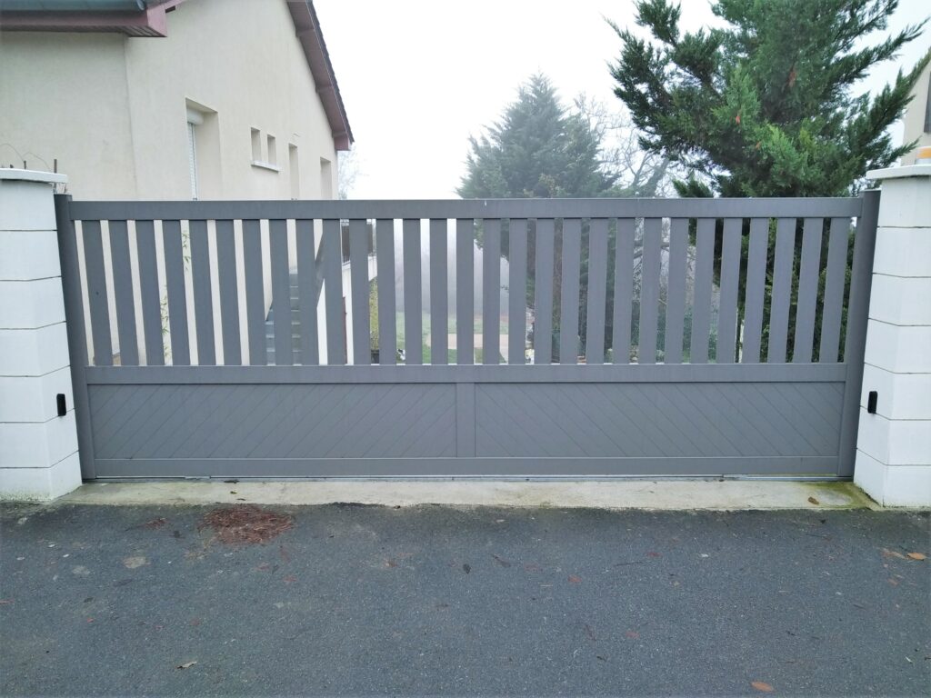 Pose de portails sur-mesure battants, coulissants avec ou sans motorisation en Essonne : Brétigny, Montlhéry, Sainte geneviève des bois, Saint michel sur-orge, Bondoufle, etc.