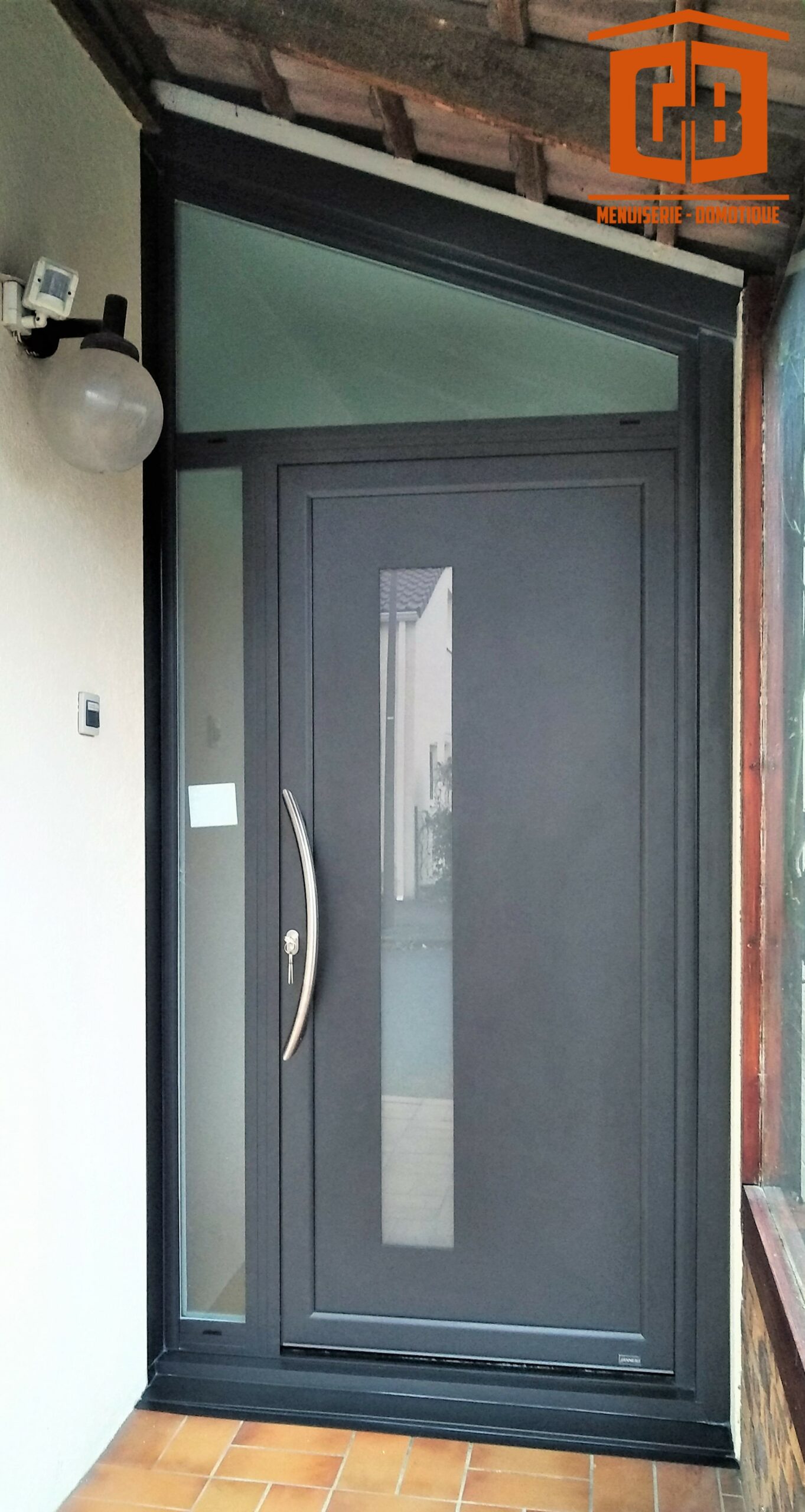 Fourniture et pose d'une porte d'entrée Janneau Adara Allis Contemporaine bicolore blanc et noir sablé mat Nandy (77176), en Seine et Marne, Ile de France
