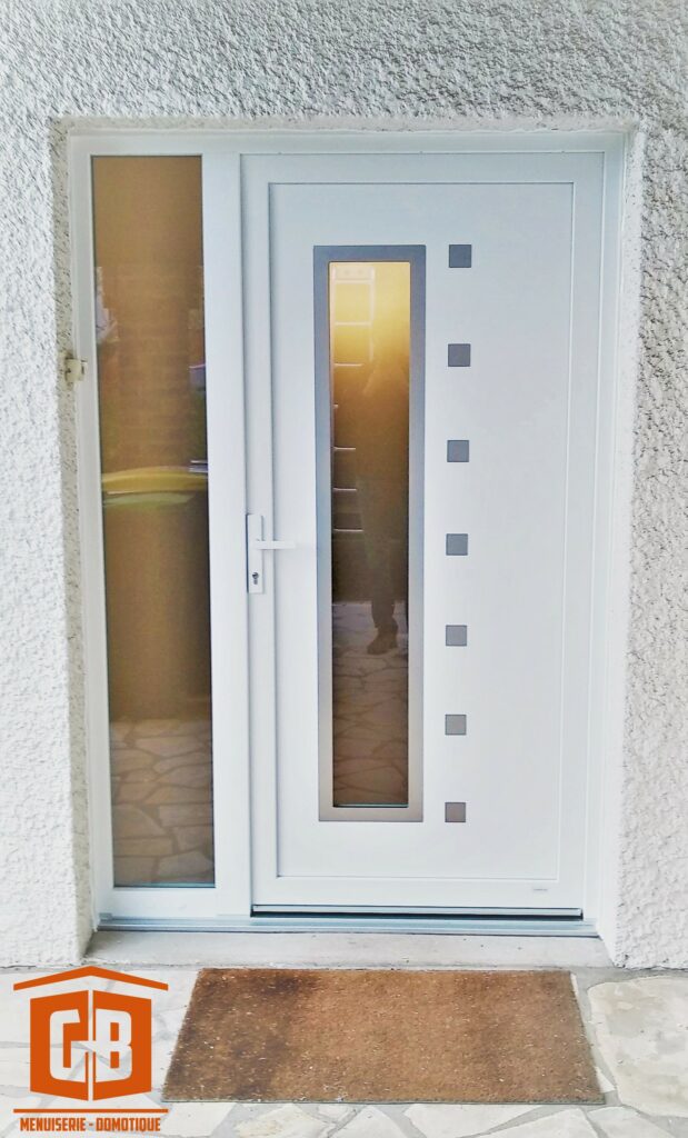 Fourniture et pose d'une porte d'entrée de marque Janneau, modèle Hylliade en PVC blanc. Soisy sur Seine (91450), en Essonne, Ile de France